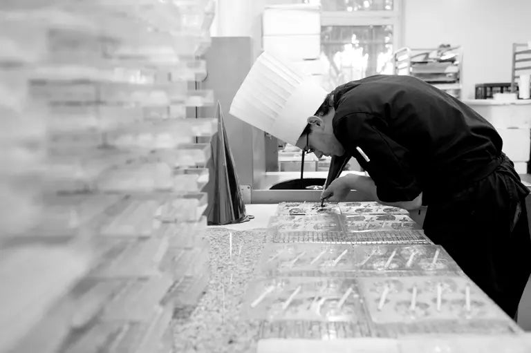 Confection de chocolats solidaires