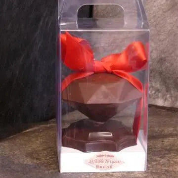 Chocolat de Saint-Valentin en forme de diamant sur son socle