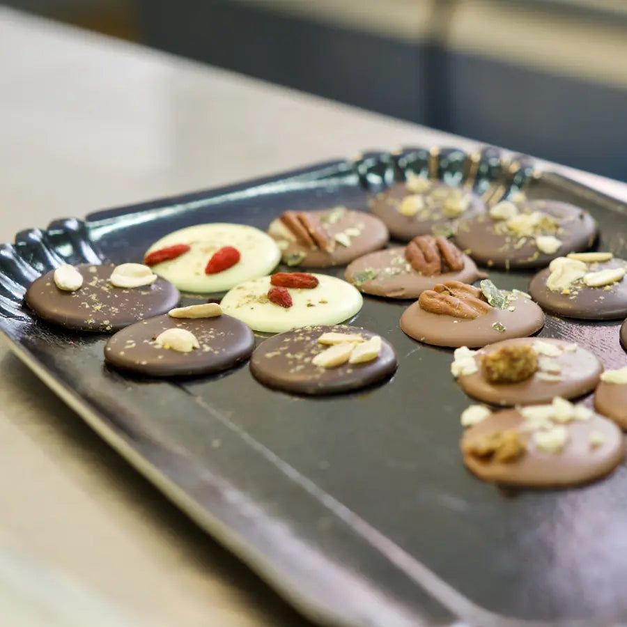 Mendiants chocolat noir, chocolat lait, chocolat blanc, à partager à Noël