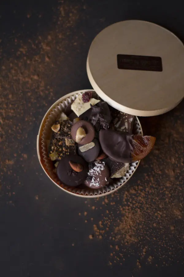 Boîte en bois contenant un assortiment de chocolats