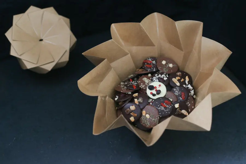 Mendiants en chocolat dans une boîte origami