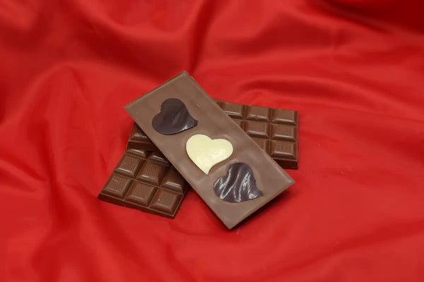 Tablette de chocolat au lait incrustée de coeurs en chocolat noir et blanc pour la Saint-Valentin