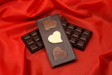 Tablettes au chocolat noir pour la Saint-Valentin avec incrustation de coeurs chocolat lait et blanc